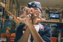 Hình thù kỳ dị được tạo từ ngón tay chàng trai trẻ