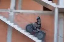 Mô tô kỳ dị có thể leo cầu thang, lội bùn lầy