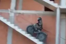 Mô tô kỳ dị có thể leo cầu thang, lội bùn lầy