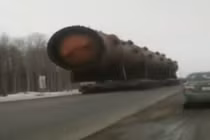 Xem siêu xe tải chạy bon bon không cần đầu xe