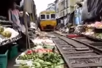 Rùng mình vào chợ tử thần nằm trên đường ray xe lửa