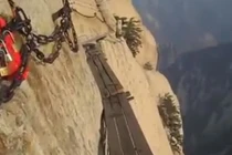 Cầu gỗ treo lơ lửng trên vách đá gây choáng