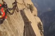 Cầu gỗ treo lơ lửng trên vách đá gây choáng