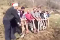 Nông dân sáng tạo cuốc đất bá đạo nhất quả đất