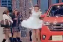 Choáng với màn thay đồ chỉ trong 1 giây