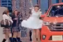 Choáng với màn thay đồ chỉ trong 1 giây