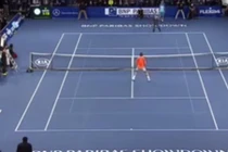 Cậu bé hạ gục Roger Federer chỉ sau 4 pha tiếp bóng