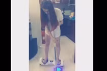 Cách lau nhà có một không hai của hot girl Ngọc Thảo