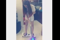 Cách lau nhà có một không hai của hot girl Ngọc Thảo