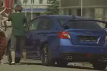 Ô tô biến hình như tắc kè hoa khi phơi ngoài phố