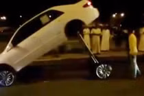 Ô tô có bộ giảm xóc khủng khiếp nhất thế giới