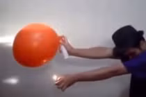 Nghịch ngu đốt bóng bay với khí gas và cái kết đắng