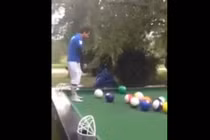 Thích thú với trò chơi bi-a phiên bản người