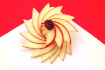 Cách làm hoa từ táo bày món ăn nào cũng hấp dẫn