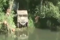 Thích thú xem ô tô lặn dưới nước như tàu ngầm