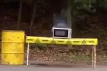 Nướng cua trong lò vi sóng và cái kết bất ngờ