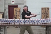 Nể người đàn ông chém một nhát đứt hàng chục lon bia 