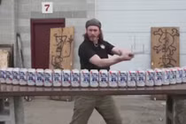 Nể người đàn ông chém một nhát đứt hàng chục lon bia 