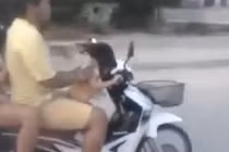 Bố để con gái nhỏ không nhìn đường, cầm lái xe máy 