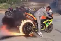 Thử độ bền lốp xe phân khối lớn trên ngọn lửa xăng