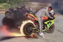 Thử độ bền lốp xe phân khối lớn trên ngọn lửa xăng