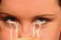 Cô gái kỳ lạ khóc ra sữa gây xôn xao