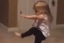 Bé gái vừa "múa quyền" vừa hát đáng yêu không chịu nổi