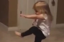 Bé gái vừa "múa quyền" vừa hát đáng yêu không chịu nổi