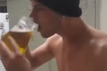 Uống 3 lon bia chỉ trong 5 giây, bạn có tin?