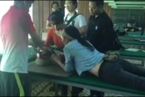 Xem ca sĩ Phương Thanh lần đầu trổ tài bắn súng 