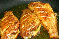 Bí quyết chiên cá giòn ngon không tả nổi