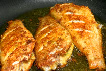 Bí quyết chiên cá giòn ngon không tả nổi