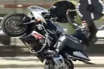 Chơi trội, người đàn ông vừa đi xe vừa nâng tạ