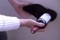 Độc chiêu mở rượu vang bằng giày bá đạo