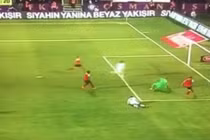 Pha ghi bàn bằng... mông độc nhất lịch sử bóng đá