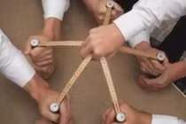 Cách mở 5 chai bia cùng lúc rất khó tin