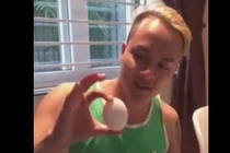 Cao Thái Sơn hoảng vì suýt ăn phải trứng vịt bằng nhựa