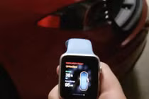 Thích thú xem Apple Watch điều khiển ô tô