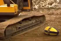 Kỳ lạ máy xúc "đẻ" ra... trứng khổng lồ