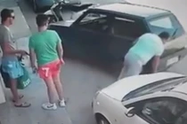 Nể phục người đàn ông tay không nhấc bổng ô tô