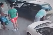 Nể phục người đàn ông tay không nhấc bổng ô tô