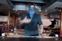 Rùng mình với màn múa dao kinh điển của trai trẻ