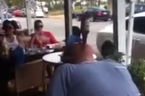 Video người đàn ông uống ba chai bia trong tích tắc