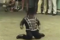 Xem người lùn nhảy đẹp như Michael Jackson