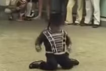 Xem người lùn nhảy đẹp như Michael Jackson