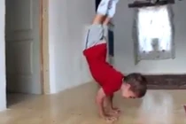 Bé trai hít đất nhấc bổng người như trồng cây chuối