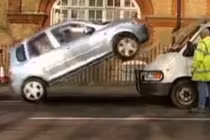 Gái trẻ lái xe bay qua nóc ô tô để đỗ xe