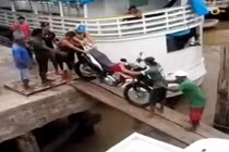 Hài hước xe máy lội nước như tàu ngầm 