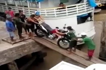 Hài hước xe máy lội nước như tàu ngầm 