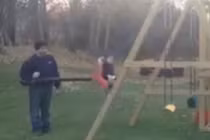 Kiểu chơi xích đu có một không hai của ông bố trẻ